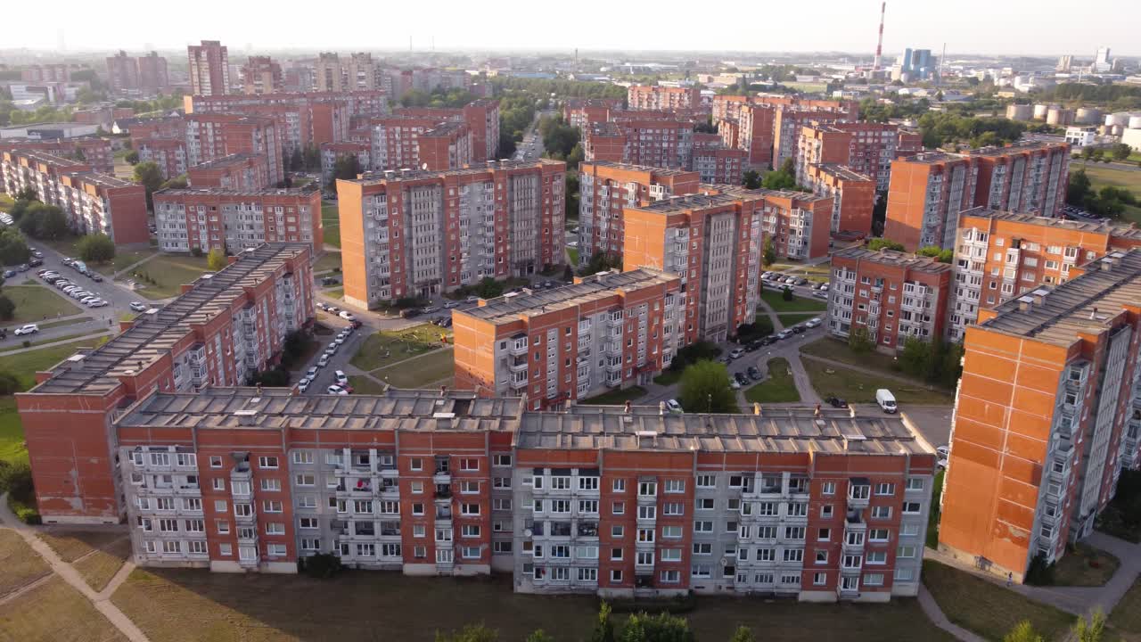 LUFTFOTO: Kredsende optagelse af et boligområde fra 90'erne i Klaipeda, Litauen.