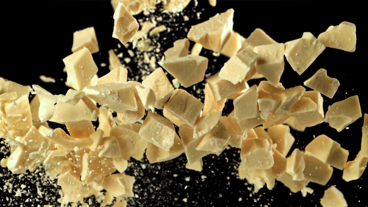 Blocchetti di cioccolato bianco che esplodono e si disperdono al rallentatore