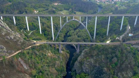 vista aérea de drones de viejos y nuevos puentes ferroviarios sobre el río ulla en galicia