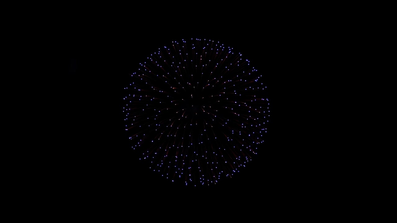Güzel havai fişek patlama gösterisi gece gökyüzünde animasyon yeşil ekranlı yıl dönümü