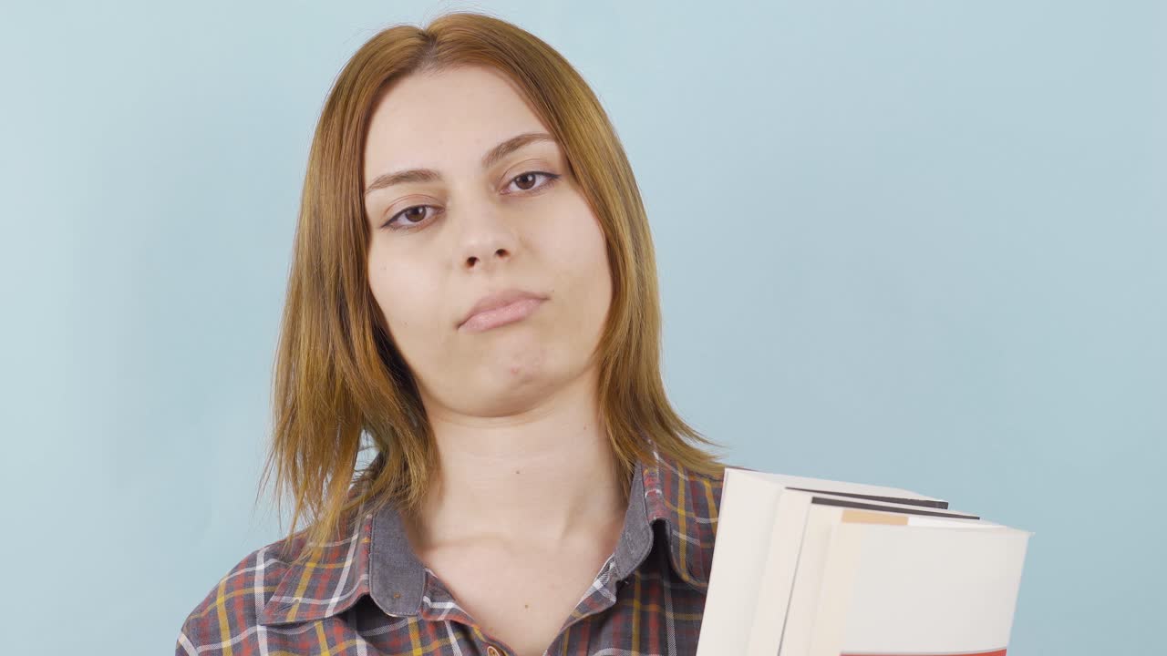 la infeliz colegiala está cansada de los libros.