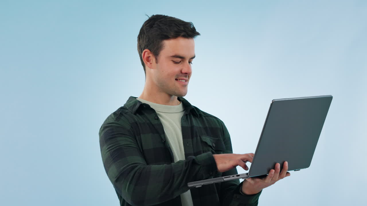 portátil, sonrisa y hombre en un estudio de mecanografía