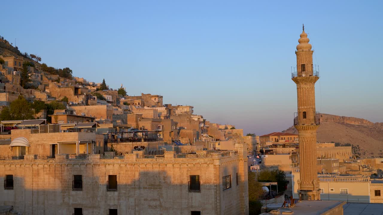 mezquita sehidiye y su minarete con el antiguo paisaje urbano de mardin, mardin, turquía