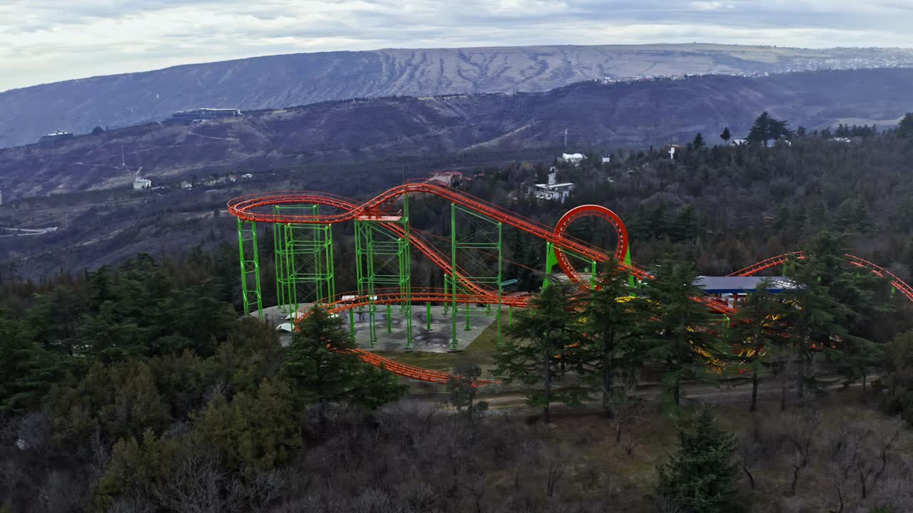 Montagne Russe nel Parco Mtatsminda sulla montagna a Tbilisi, Georgia. Ripresa con drone in salita.