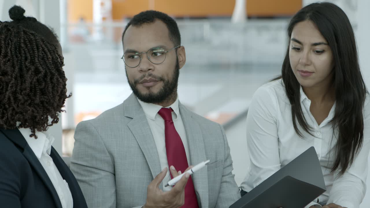 jóvenes empresarios discutiendo el proyecto