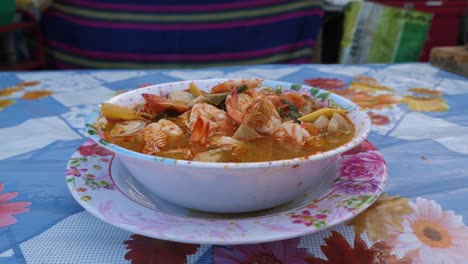 terminó la sopa tom yam kung en la mesa en la calle en tailandia