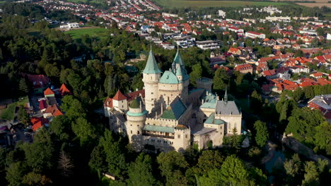 Aumento-Cinematográfico-Y-Reveladora-Toma-De-Drones-Del-Castillo-De-Bojnice,-Castillo-De-Los-Espíritus,-En-Eslovaquia