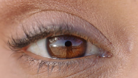 Nahaufnahme-Eines-Makro-Augenöffnens,-Das-ängstlich-Aussieht-Und-Angstgefühle-Mit-Spiegelung-In-Der-Iris-Zeigt