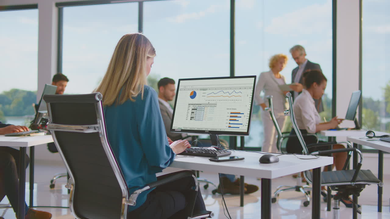 현대적 인 사무실 에서 일 하는 비즈니스 팀