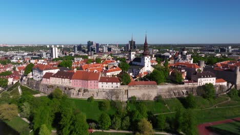 Erstaunlicher-Hyperlapse-Außerhalb-Der-Altstadt-Von-Tallinn---Historische-Mauern-Von-Tallinn-Enthüllt