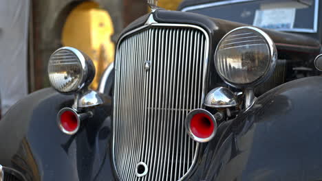 el frente de un coche vintage americano de los años treinta.