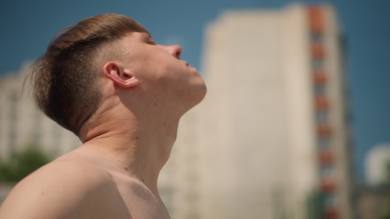 젊은이가 하늘을 생각해요. 북쪽 지역의 젊은이가 한없이 푸른 하늘을 곰곰이 생각하고, 젊은 친구가 호기심과 깊은 생각으로 넓은 창공을 주의 깊게 바라봅니다.