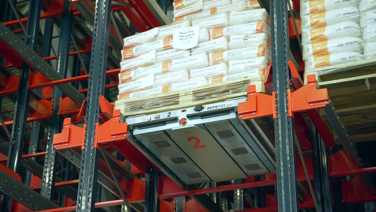 operaciones de almacén automatizadas con carretillas elevadoras y agv