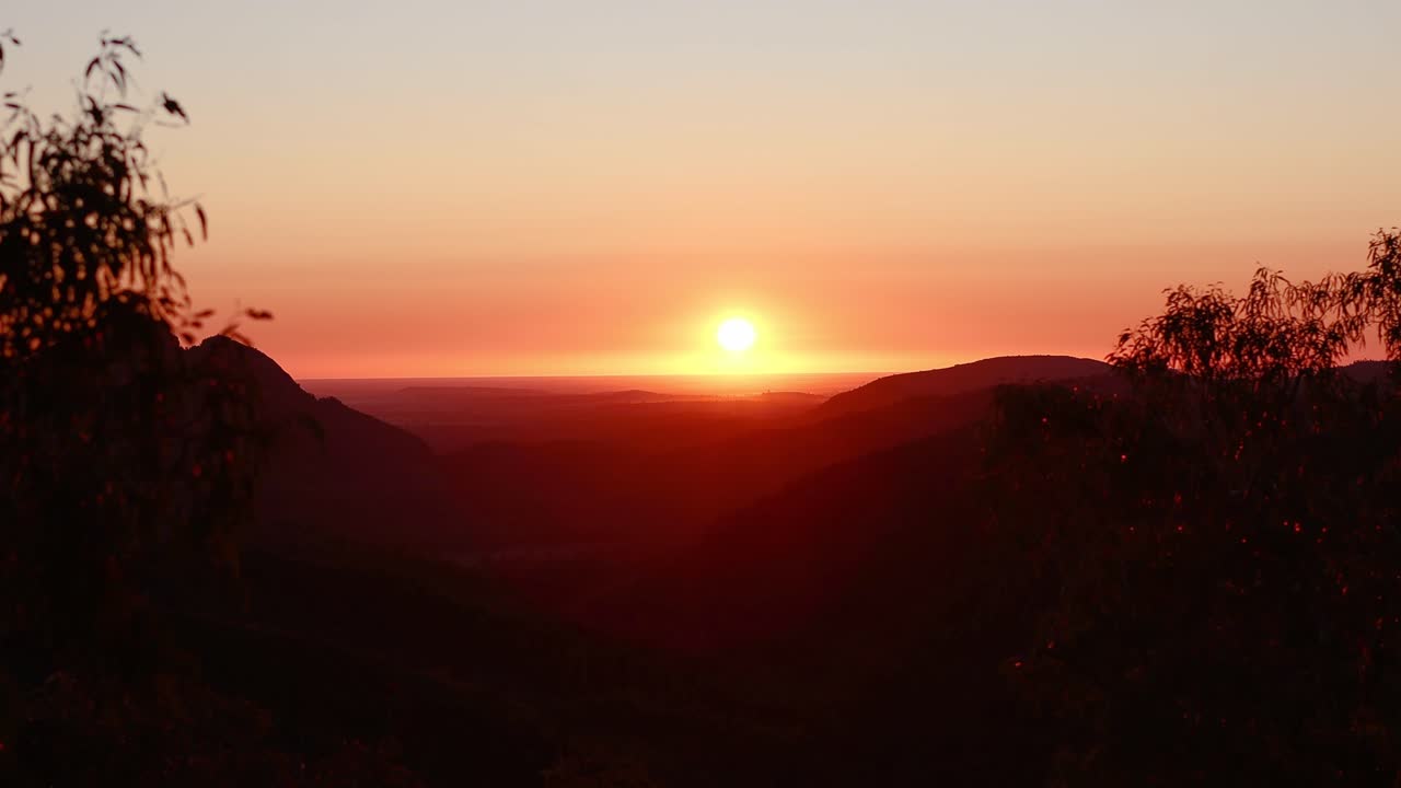 el lapso de tiempo de la puesta de sol a través de una cordillera