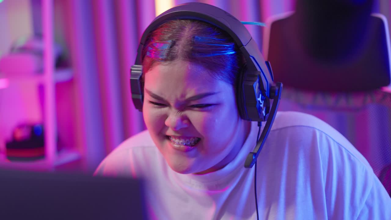 mujer jugador frustrada durante el juego en línea