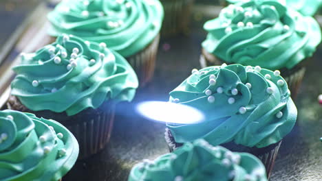 Heranzoomen-Auf-Bunte-Blaue-Cupcakes