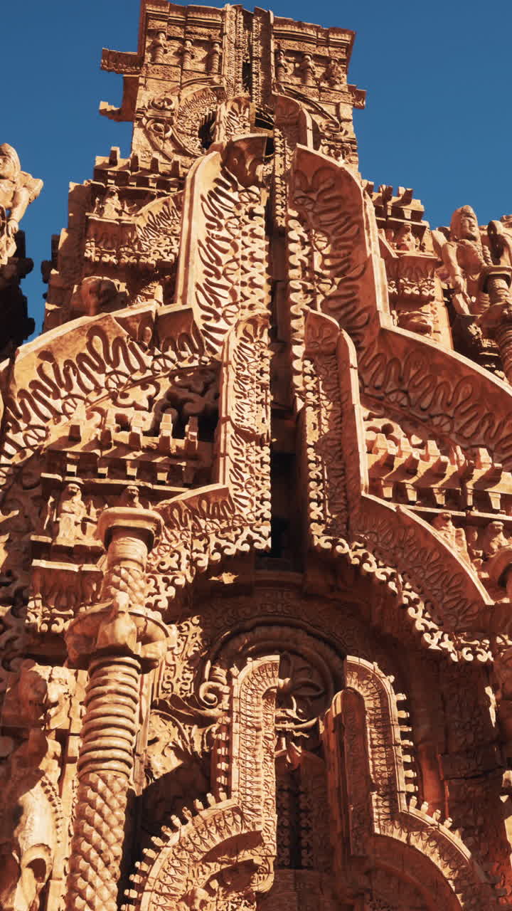 고대 석조 건축물에 새겨진 복잡한 조각