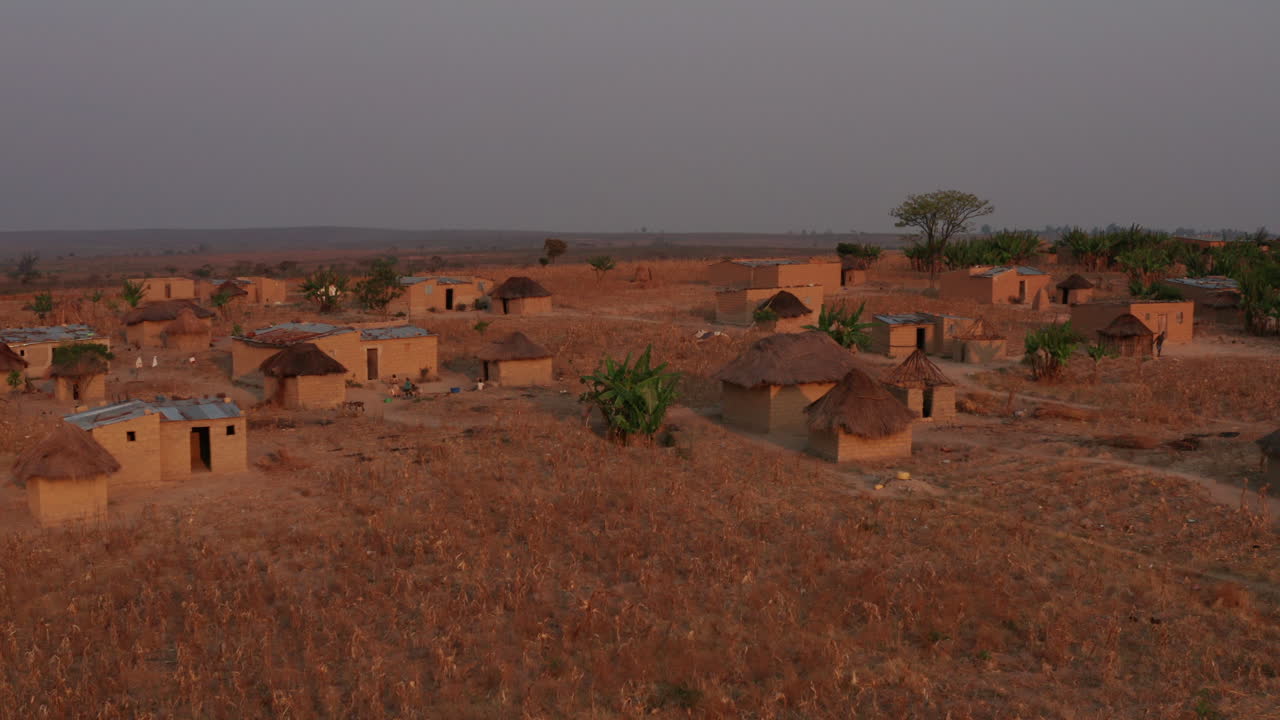 viajando frente en un pequeño pueblo africano, angola 7