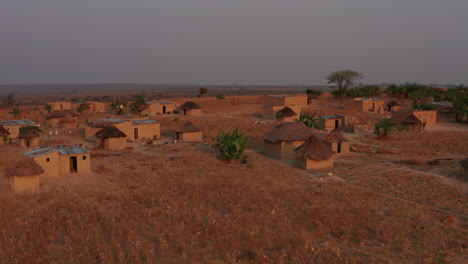 viajando frente en un pequeño pueblo africano, angola 7