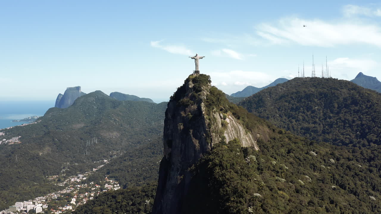 helicóptero que pasa a través de la estatua del cristo redentor en el cerro corcovado en río de janeiro
