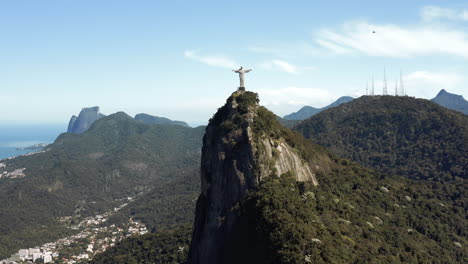 Helicóptero-Que-Pasa-A-Través-De-La-Estatua-Del-Cristo-Redentor-En-El-Cerro-Corcovado-En-Río-De-Janeiro