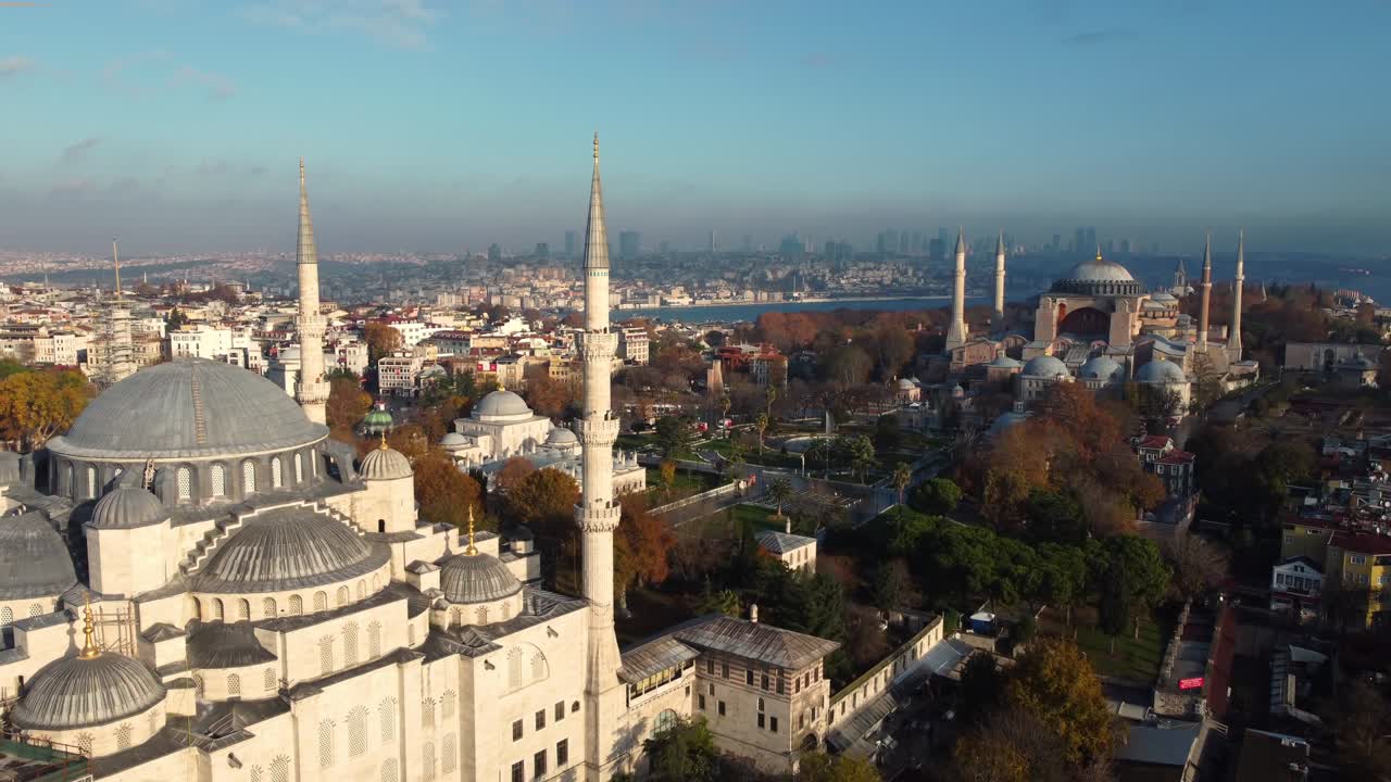la ciudad más grande de turquía al amanecer. vista aérea de la mezquita de hagia sophia y vista de estambul durante el día
