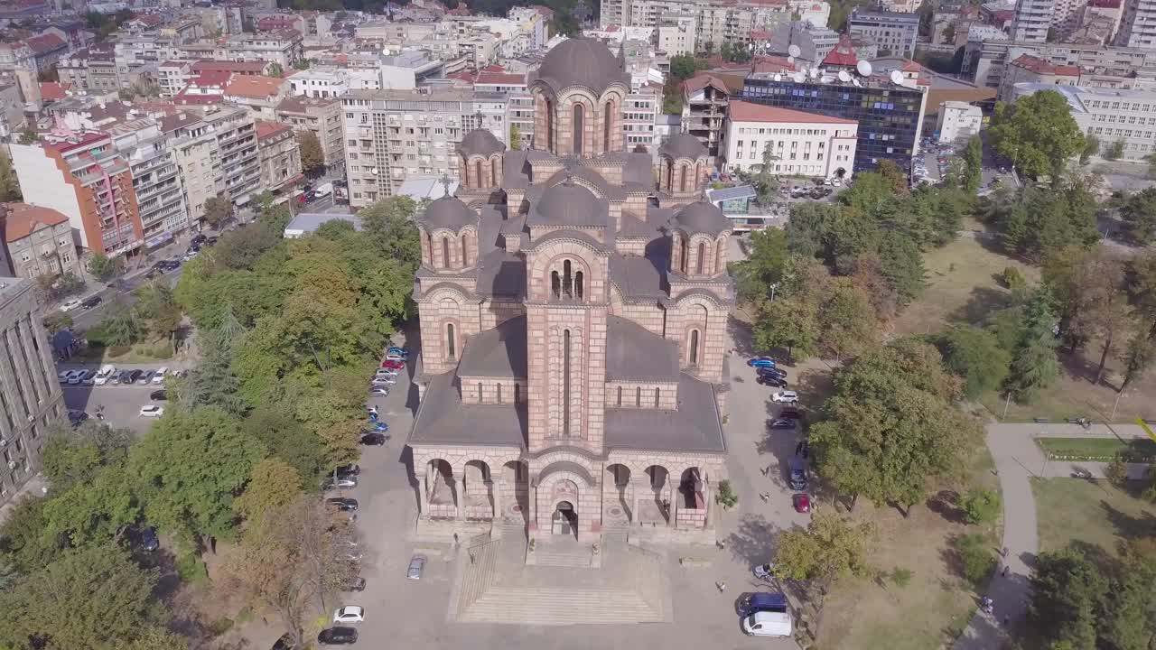 órbita lenta 4k toma de la iglesia de san marcos y el parque tasmajdan en serbia