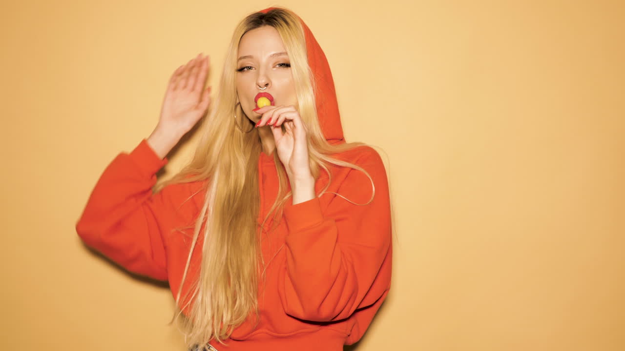 그녀의 코에 귀걸이를 가진 아름다운 스터 나쁜 소녀