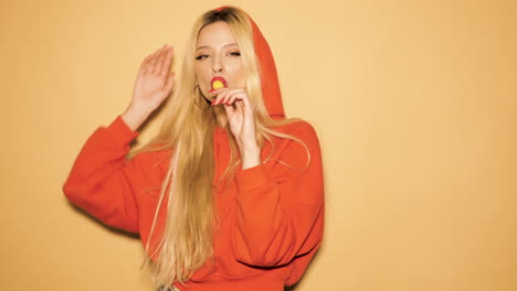 그녀의 코에 귀걸이를 가진 아름다운 스터 나쁜 소녀