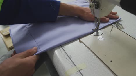 Trabajador-En-La-Máquina-De-Coser