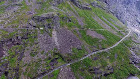el camino del troll trollstigen o trollstigveien es un camino sinuoso de montaña.