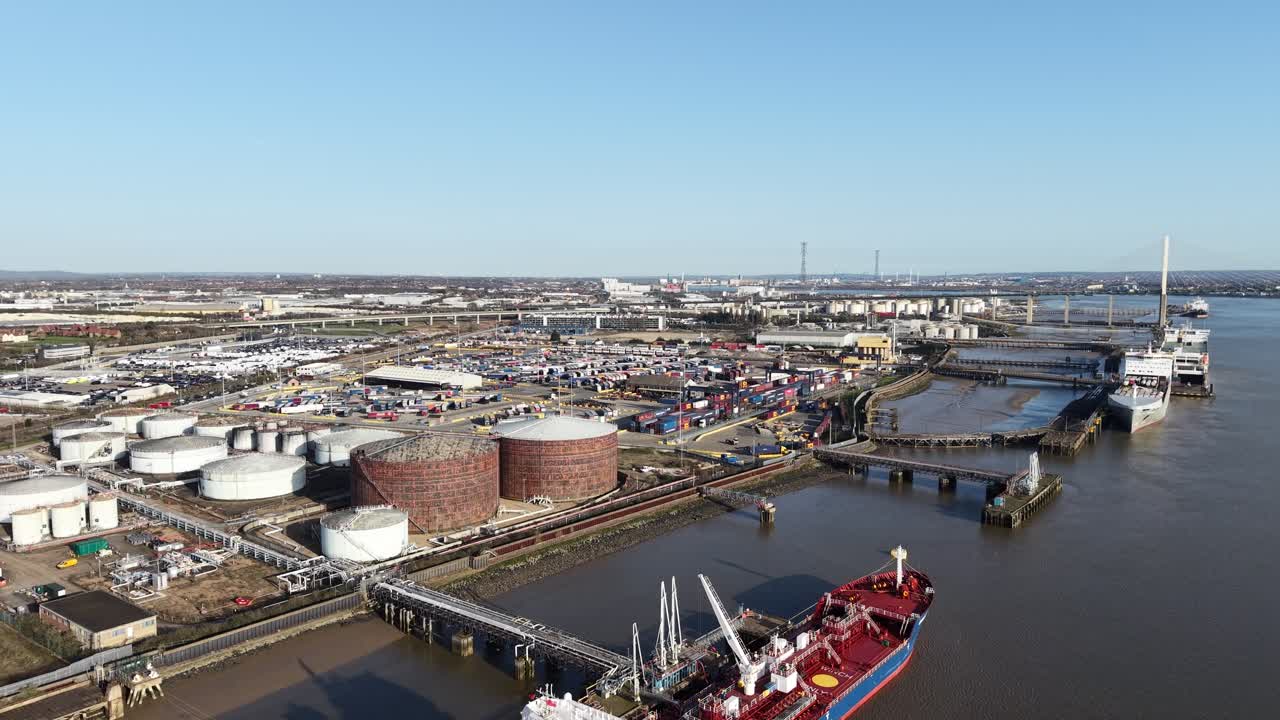Öldepot Purfleet Essex UK, aufsteigende Drohne, Luftaufnahme eines Schiffes am Steg