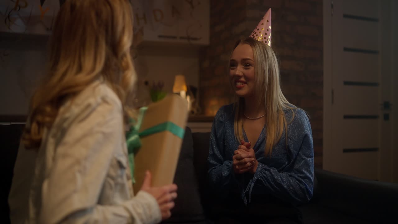 Amici che festeggiano un compleanno