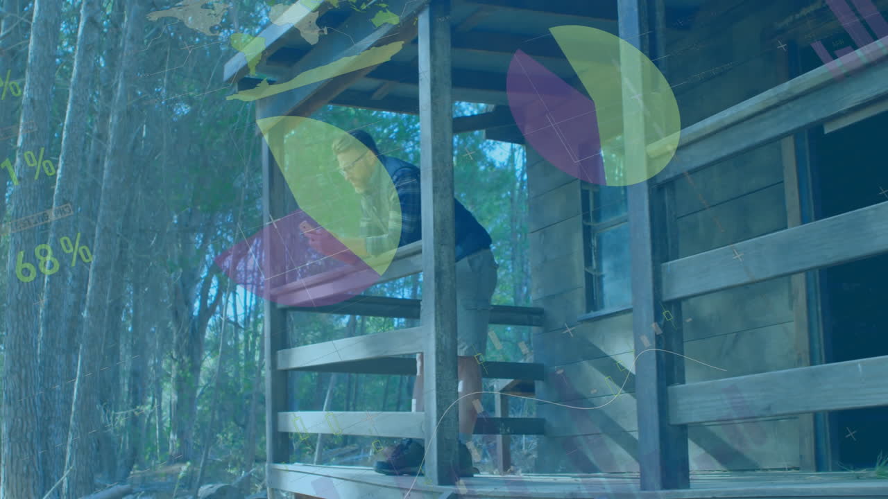 animación de procesamiento de datos digitales sobre hombre caucásico usando teléfono inteligente