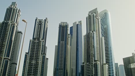 rascacielos modernos en un paisaje urbano
