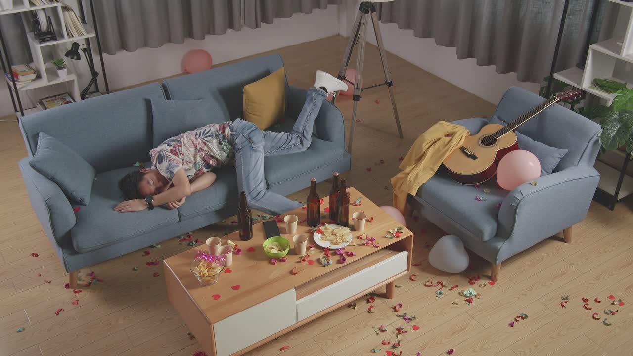 desorden después de la fiesta en la sala de estar