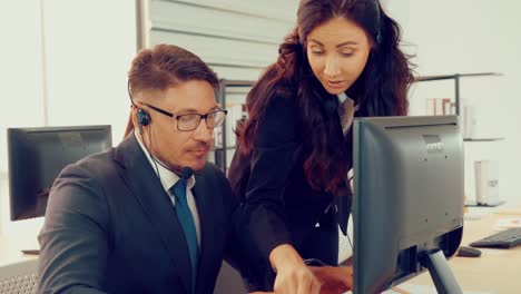 personas de negocios que usan auriculares trabajando en la oficina