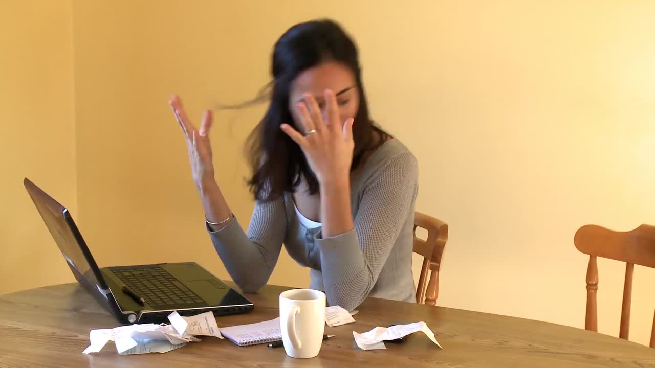 피곤 한 여자 가 회계 를 하고 있다