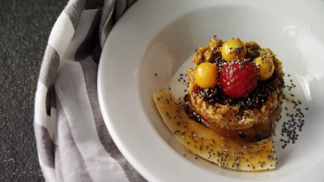 4k 접시 에 라즈베리 와 골든 베리 가 들어 있는 그라놀라 바