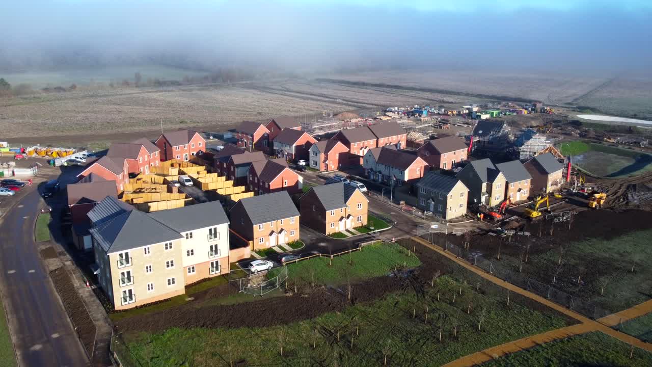 대형 고급 부동산과 주택이 건설되고 건설되고 있습니다.