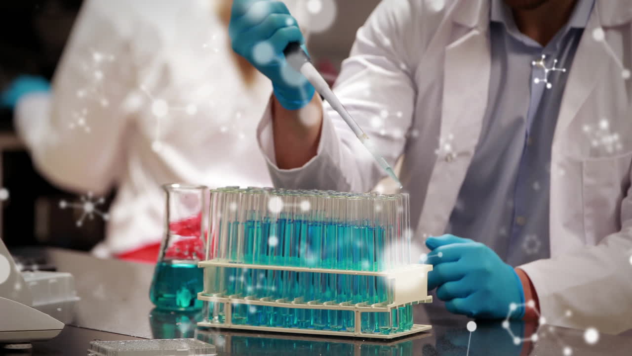 animación del procesamiento de datos científicos sobre un científico caucásico en el laboratorio.