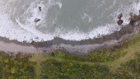 vista aérea de la costa rocosa con olas