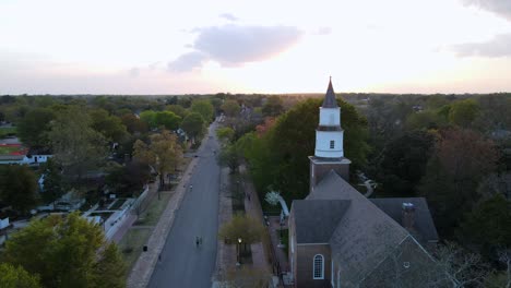 Ausgezeichnete-Luftaufnahme-Von-Historischen-Gebäuden-In-Williamsburg,-Virginia