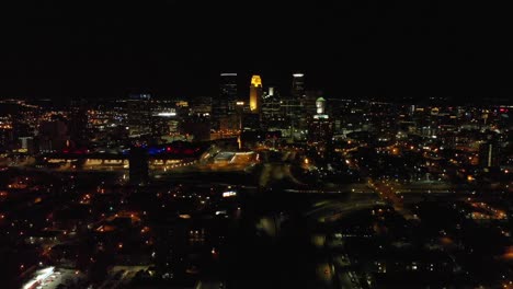 Imágenes-Aéreas-Del-Centro-De-Minneapolis-Por-La-Noche