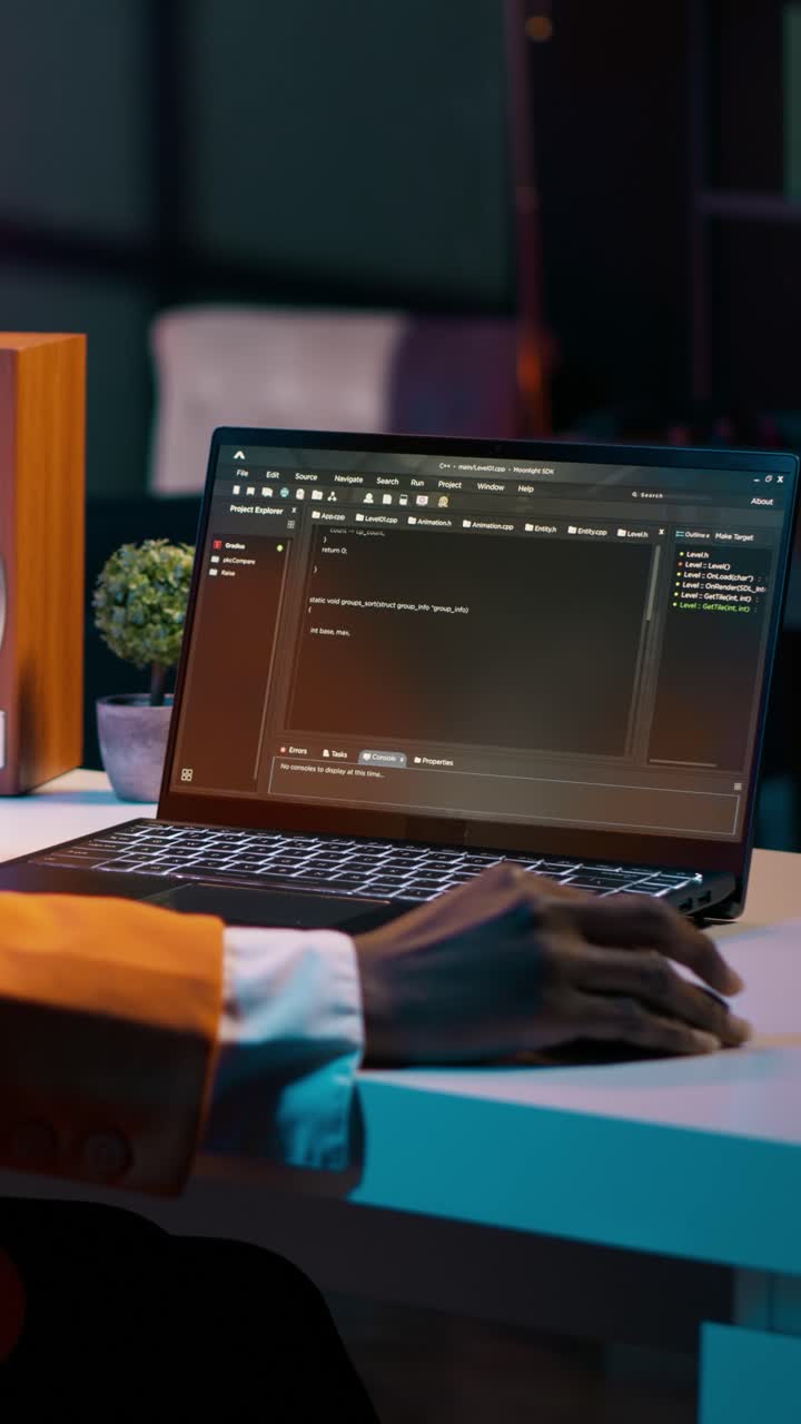 Afrikansk-amerikansk it-specialist, der arbejder med kodningssprog og infografik i en vertikal video