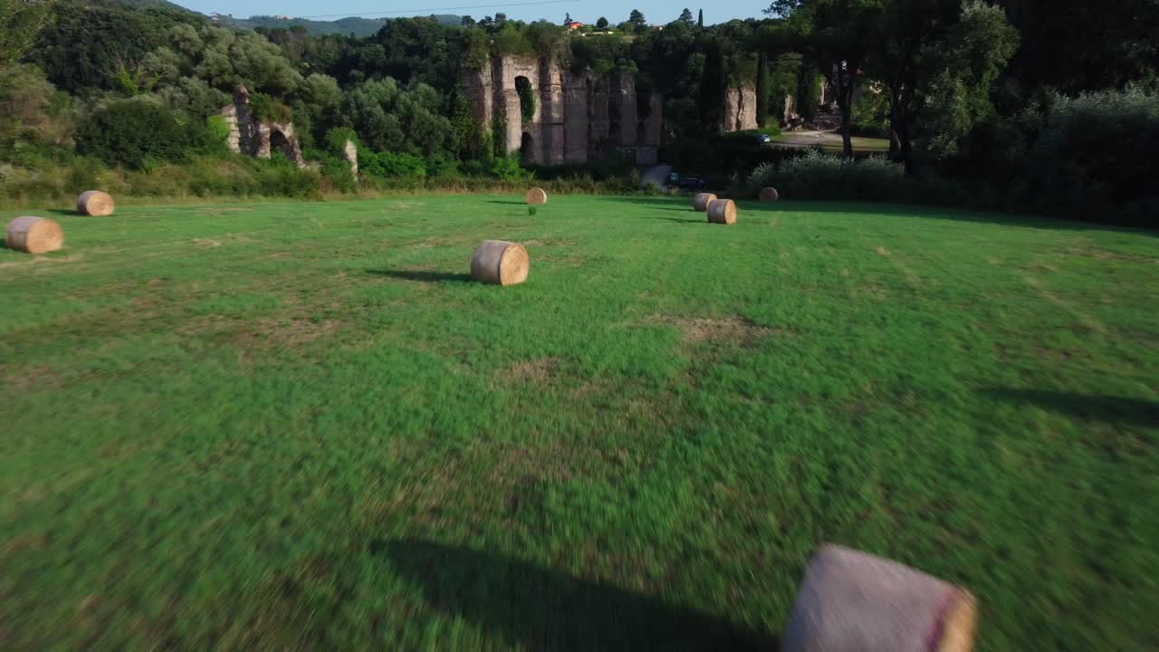 el dron se acerca a las ruinas de ponte lupo, un antiguo acueducto romano en lazio, italia.