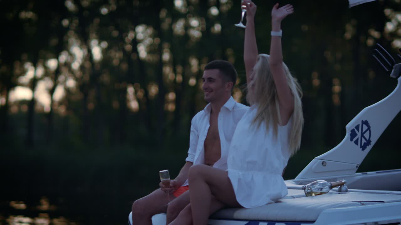 amantes felices navegando por el río por la noche. la pareja de amor disfruta caminando por el agua.