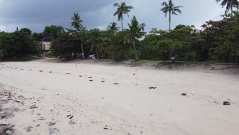 Ehemaliges-Bantigue-Cove-Beach-Resort-Und-Tauchshop-Auf-Der-Insel-Malapascua,-Leer-Und-Verlassen,-Mit-Einem-Herrenhaus-Auf-Einem-Hügel-Im-Hintergrund