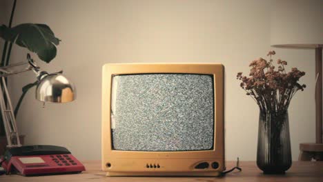 tv retro, televisión vintage en una configuración nostálgica, una tv retro muestra grano en la pantalla, dispositivo aterrador de la noche de halloween bueno para la llave de croma y la pantalla verde. imágenes de alta calidad 4k