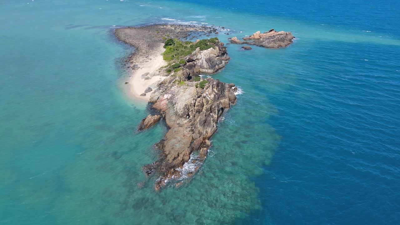 오스트레일리아 qld의 휘트선데이즈에서 푸른 바다가 있는 새 섬의 공중 전망